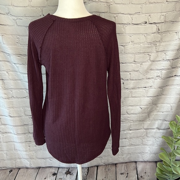 American Eagle soft & sexy plush v neck waffle rough hem shirt maroon XS - Picture 4 of 9